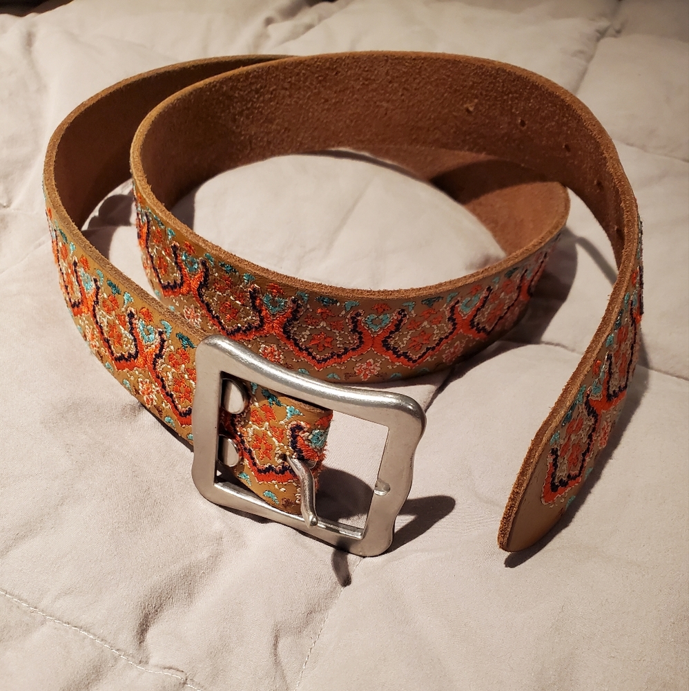 Medium Lucky Brand embroidered leather belt
